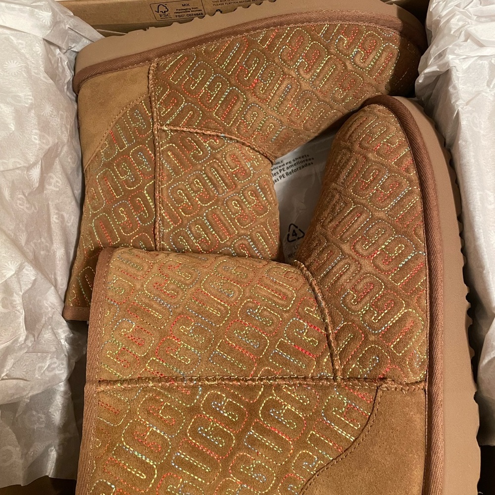 Ugg NEW in box Graphic Stitch Short Boot kids size 6 or women’s size 8